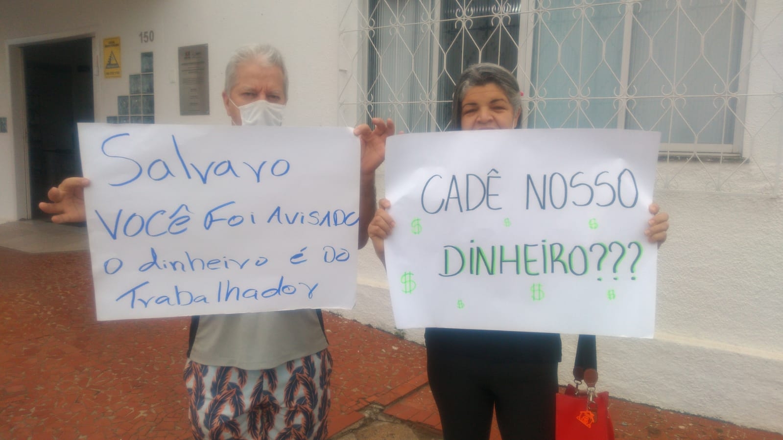 Ex-funcionários da Casa de Saúde do Rio Maina protestam 