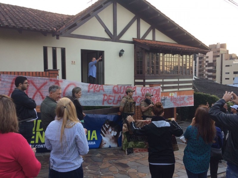 Em protesto, sindicalistas amanhecem na frente da casa de Ronaldo Benedet