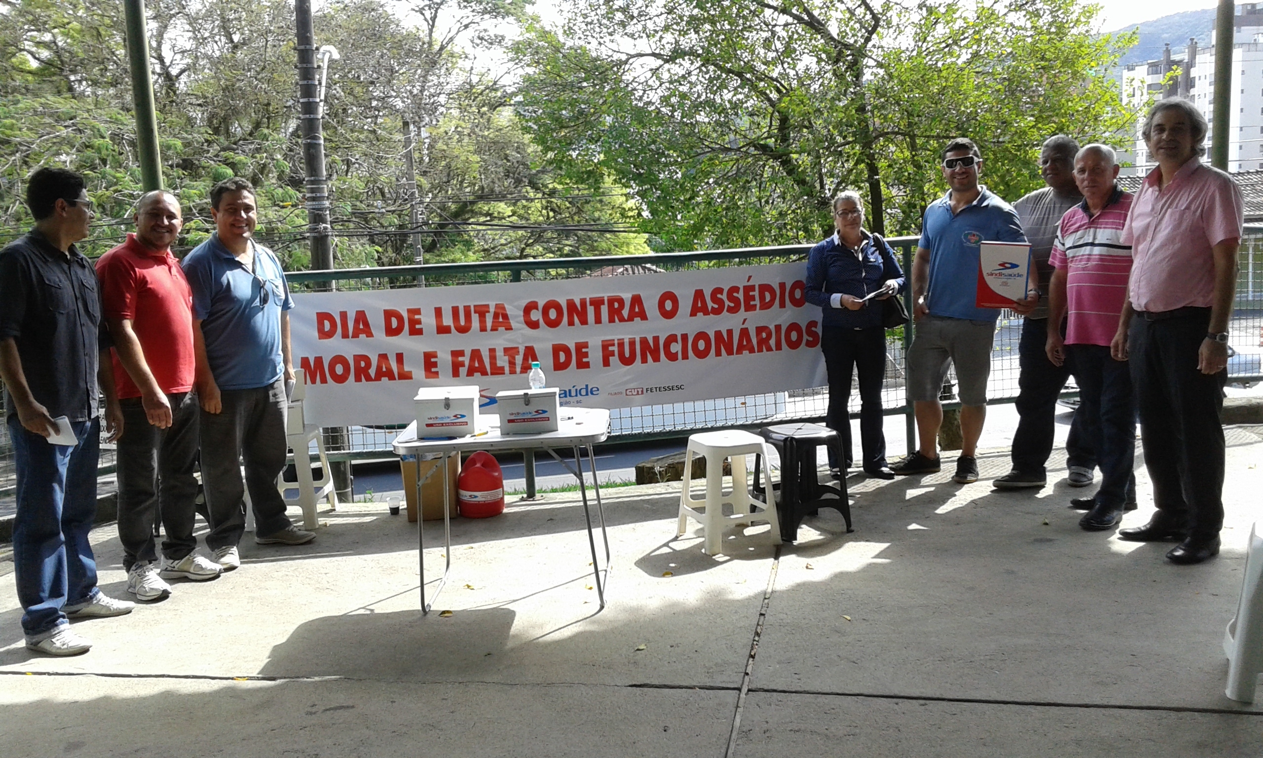 Em dia de luta, trabalhadores respondem pesquisa no São José