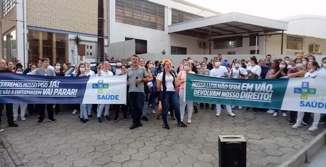 Pelo pagamento do piso,trabalhadores da enfermagem protestam no São José