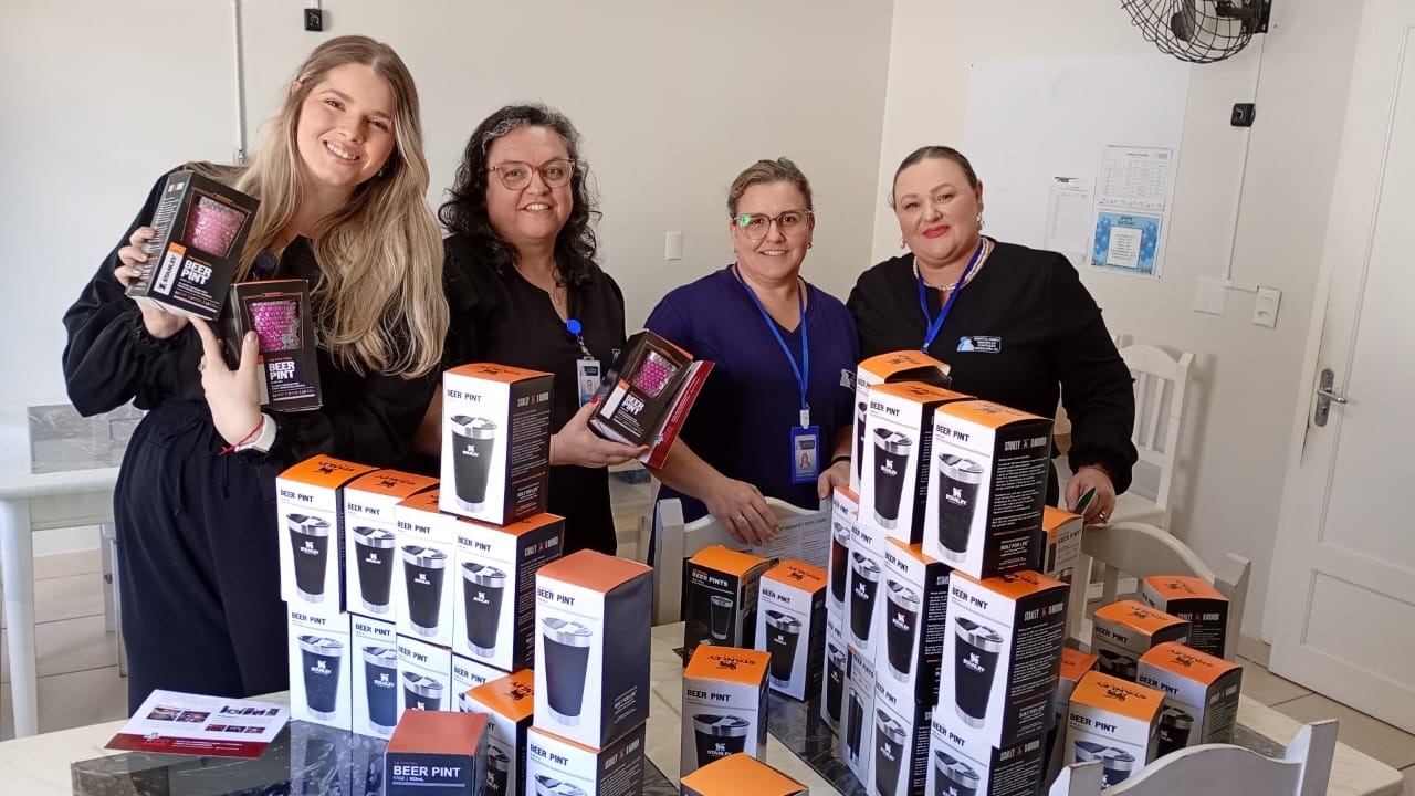 Sindisaúde entrega brinde de Natal e agradece a união dos trabalhadores neste ano