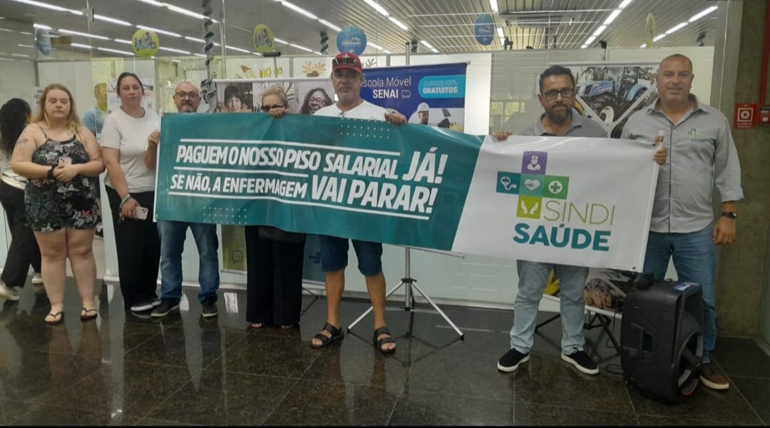 Atualização -  Sindisaúde protesta em frente à Prefeitura de Criciúma contra atraso no complemento do Piso da Enfermagem