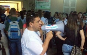 Trabalhadores usam varal de denúncias no São José