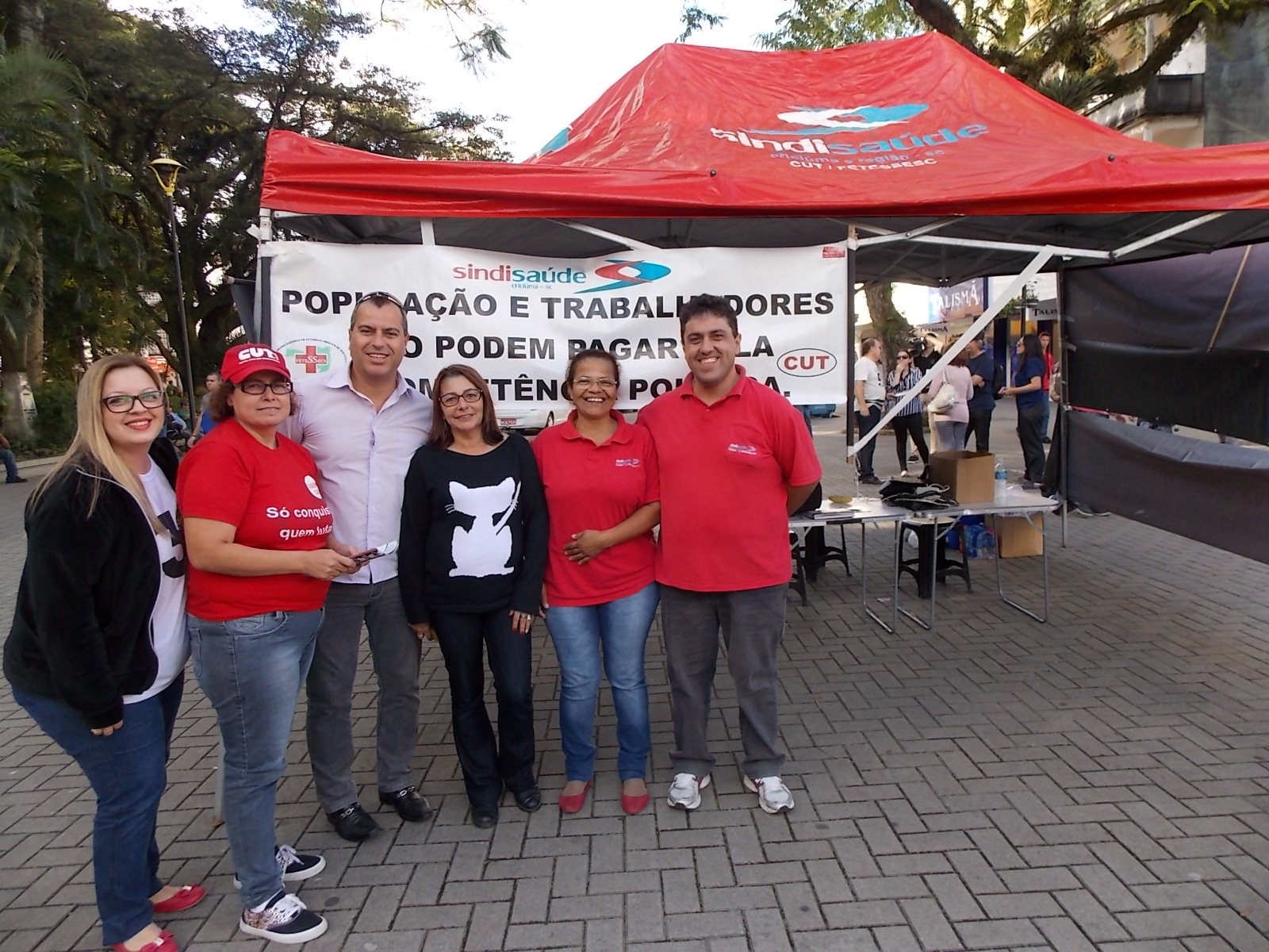 Panfletos em defesa dos trabalhadores são distribuídos em Criciúma 
